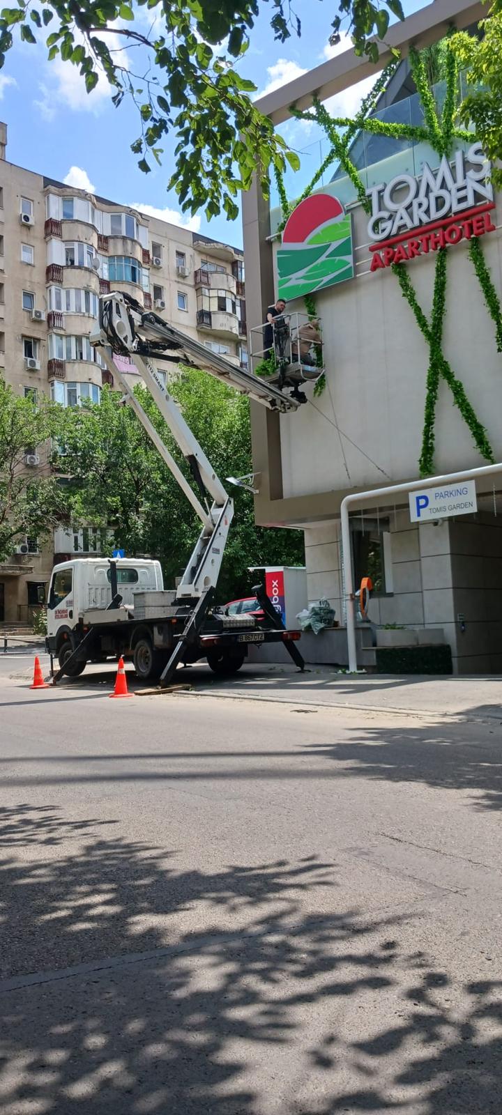 Amenajare fațadă cu plante artificiale – Design spectaculos pentru exterior