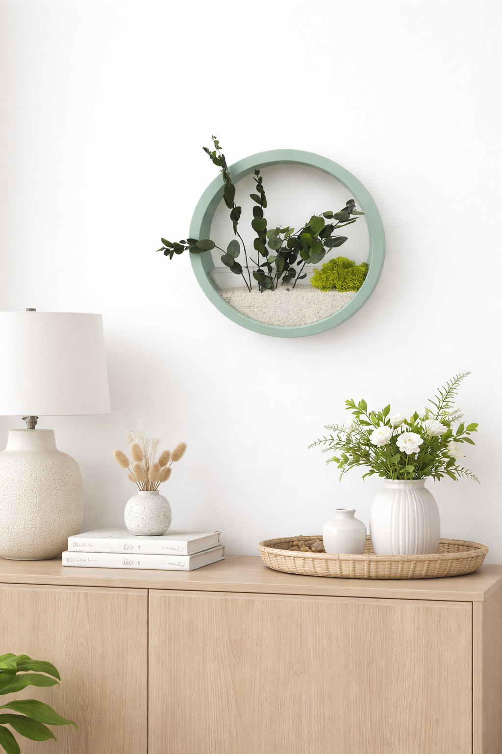 Decorațiune de perete rotundă albastru deschis cu plante stabilizate și licheni, integrată într-un design modern de interior, montată pe perete alb
