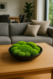 Decor elegant de masă cu mușchi stabilizat verde pe suport ceramic negru, ideal pentru casă sau birou, fără întreținere.