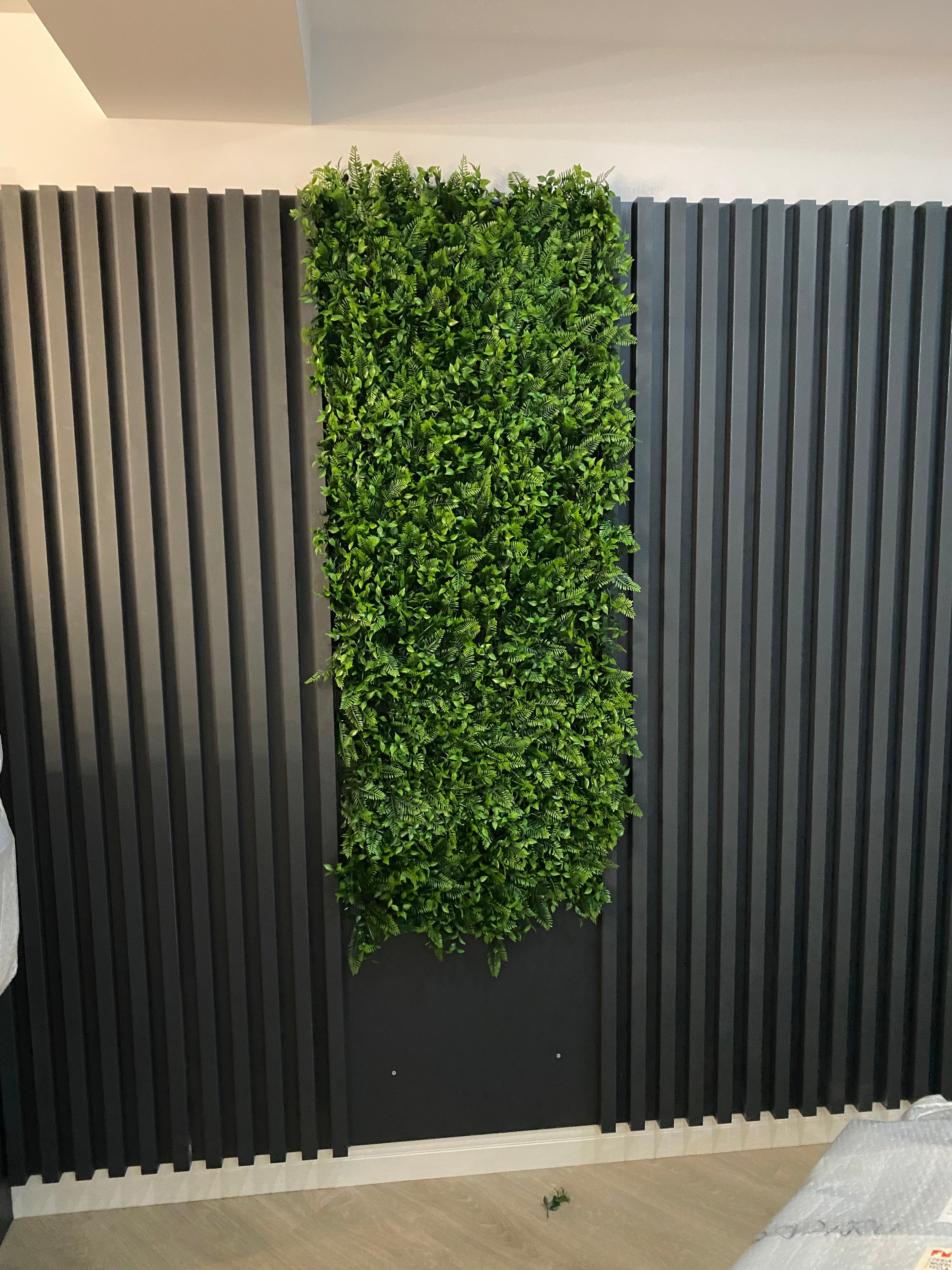 Perete decorativ din plante artificiale cu riflaje moderne