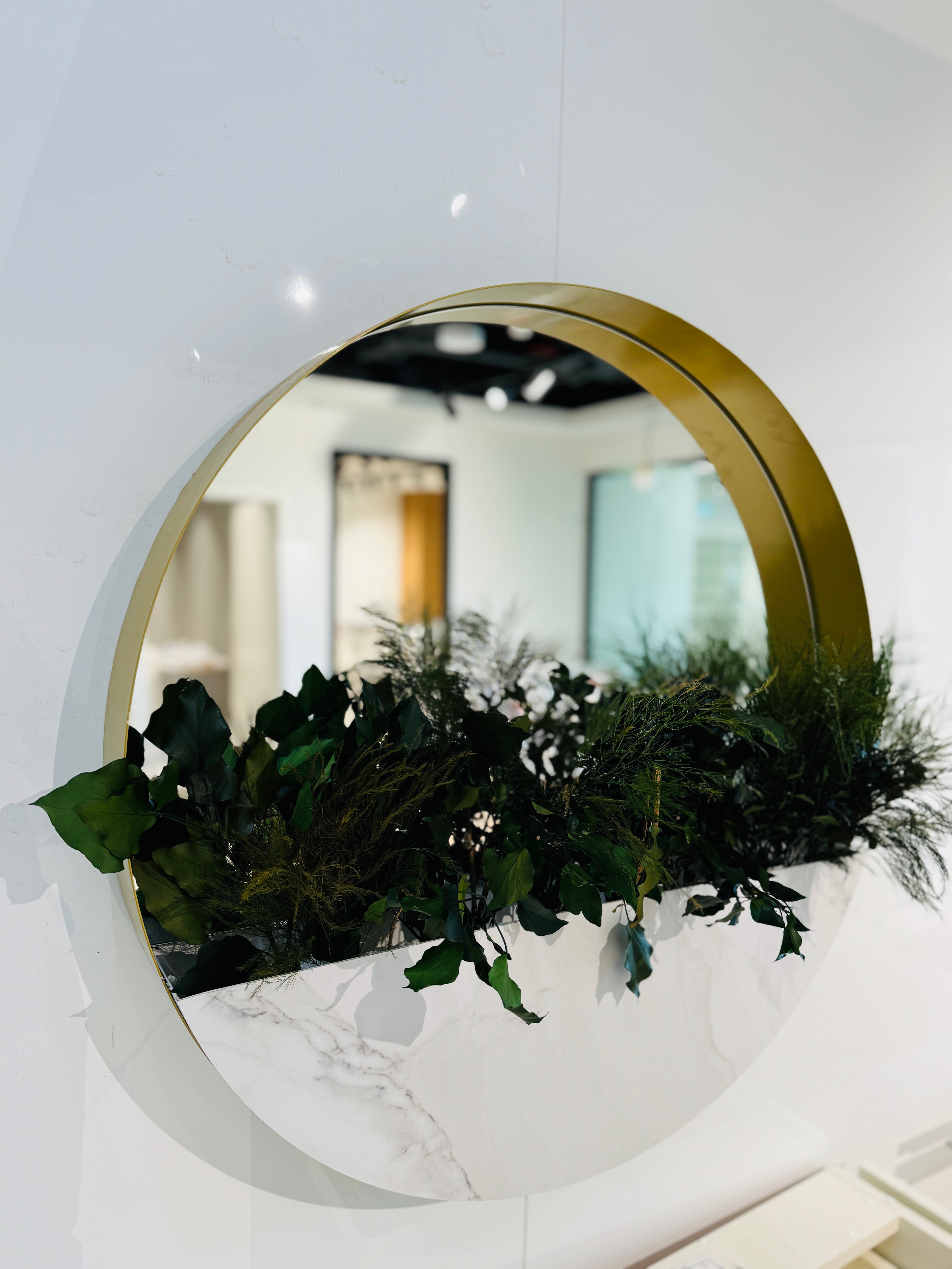 Decor de perete rotund cu ramă aurie și plante stabilizate – finisaj marmură albă