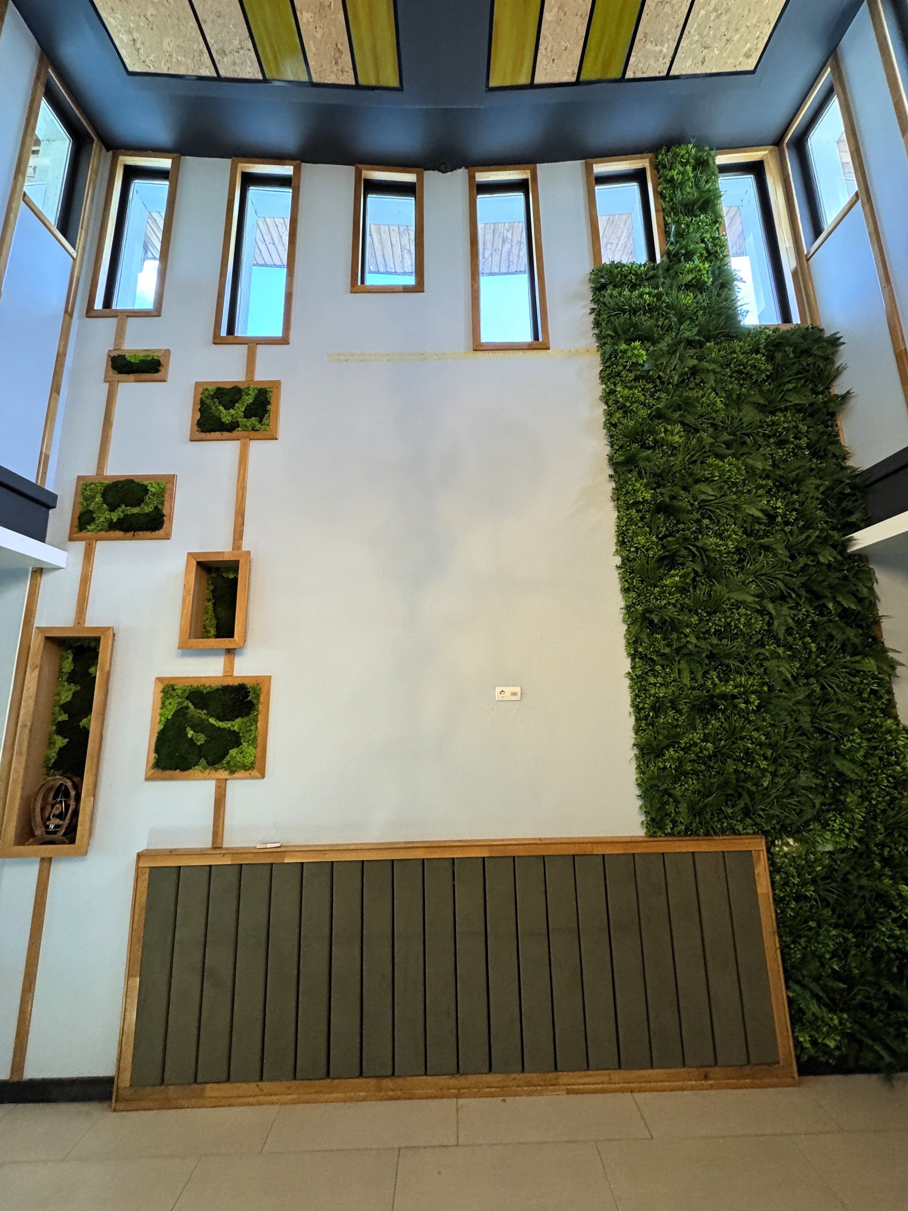 Perete decorativ cu plante artificiale verzi – panouri verticale fără întreținere