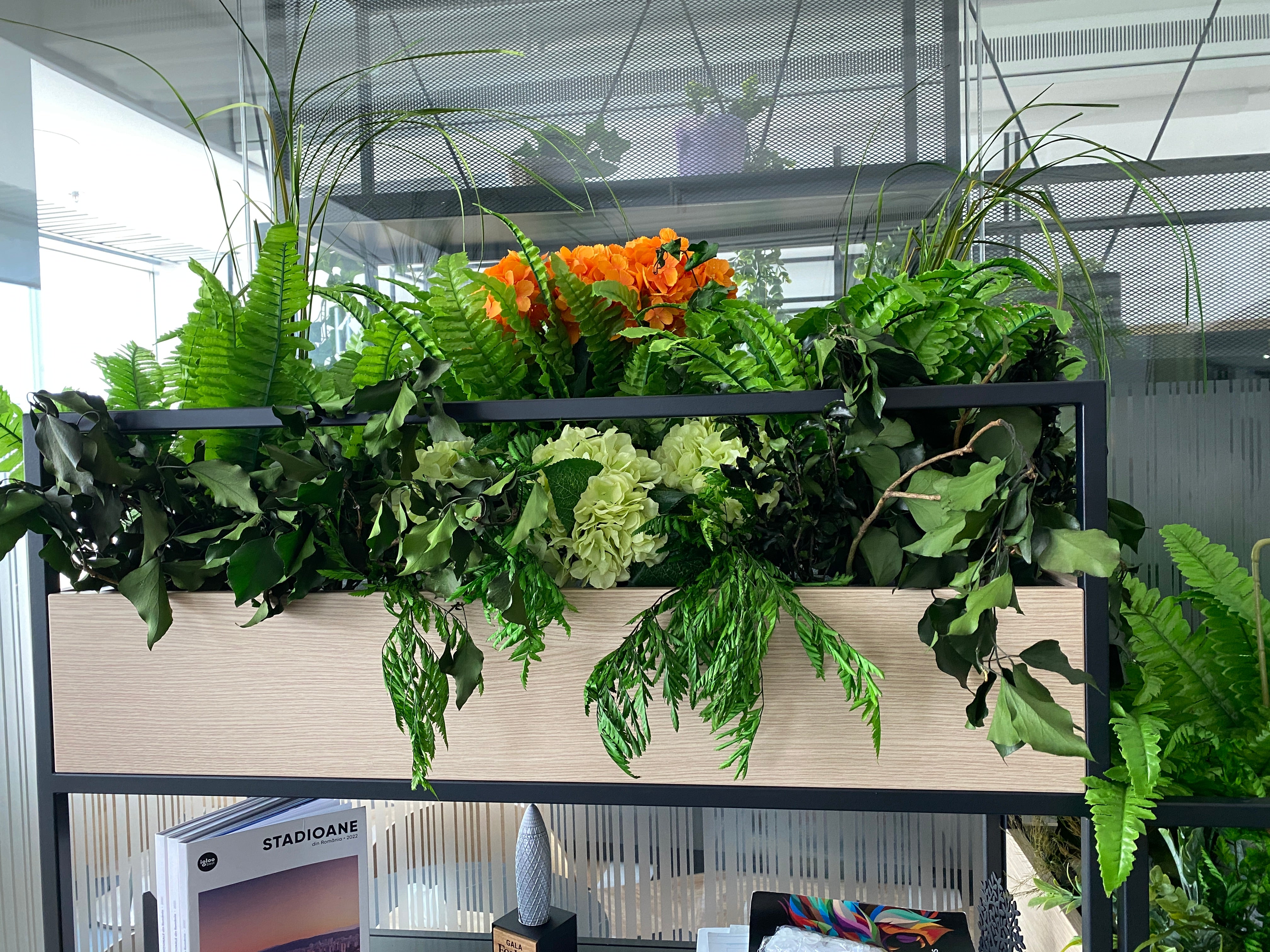 Jardiniere cu plante artificiale – Verde natural fără întreținere