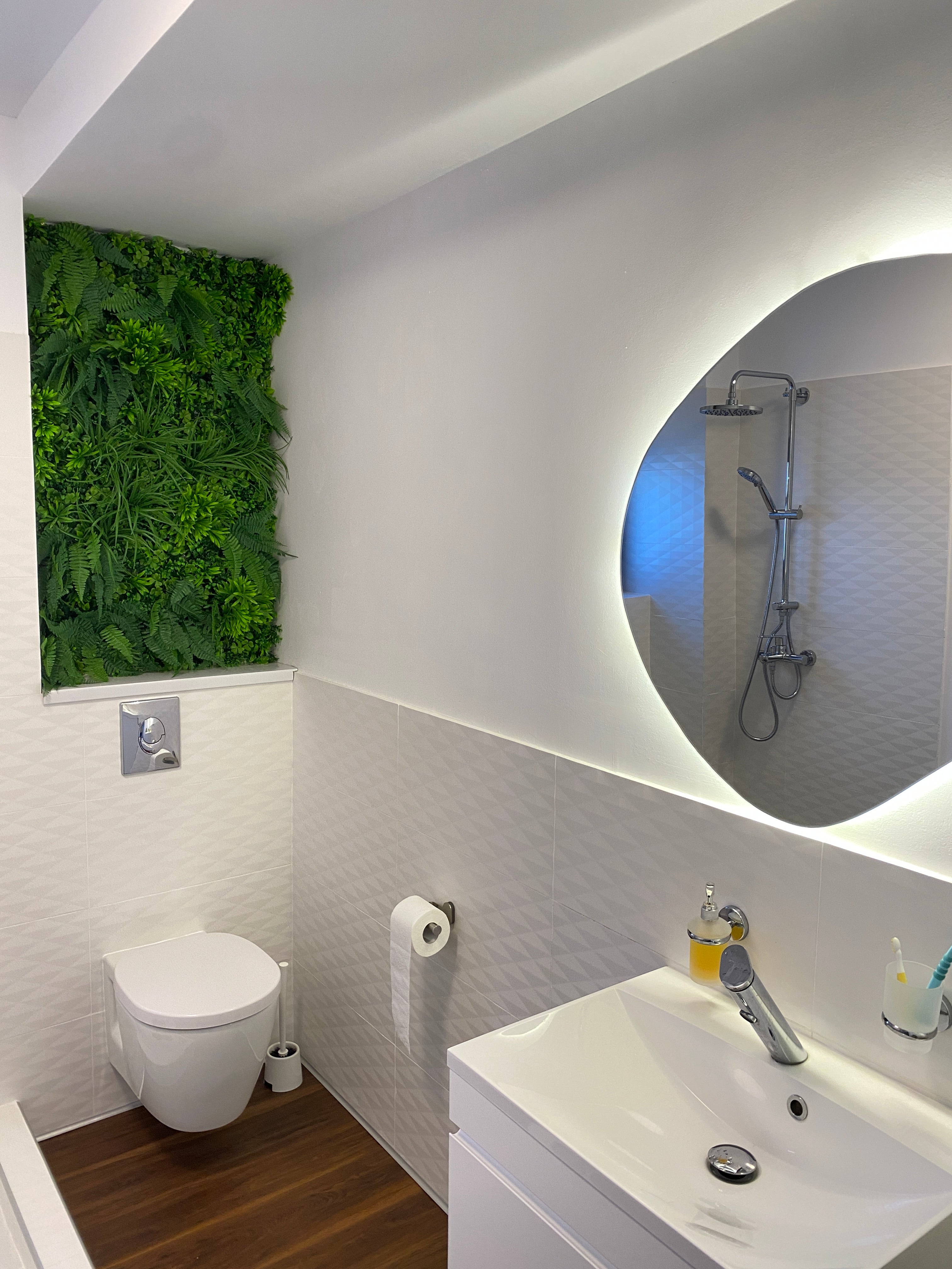 Perete decorativ din panouri artificiale – Design pentru baie