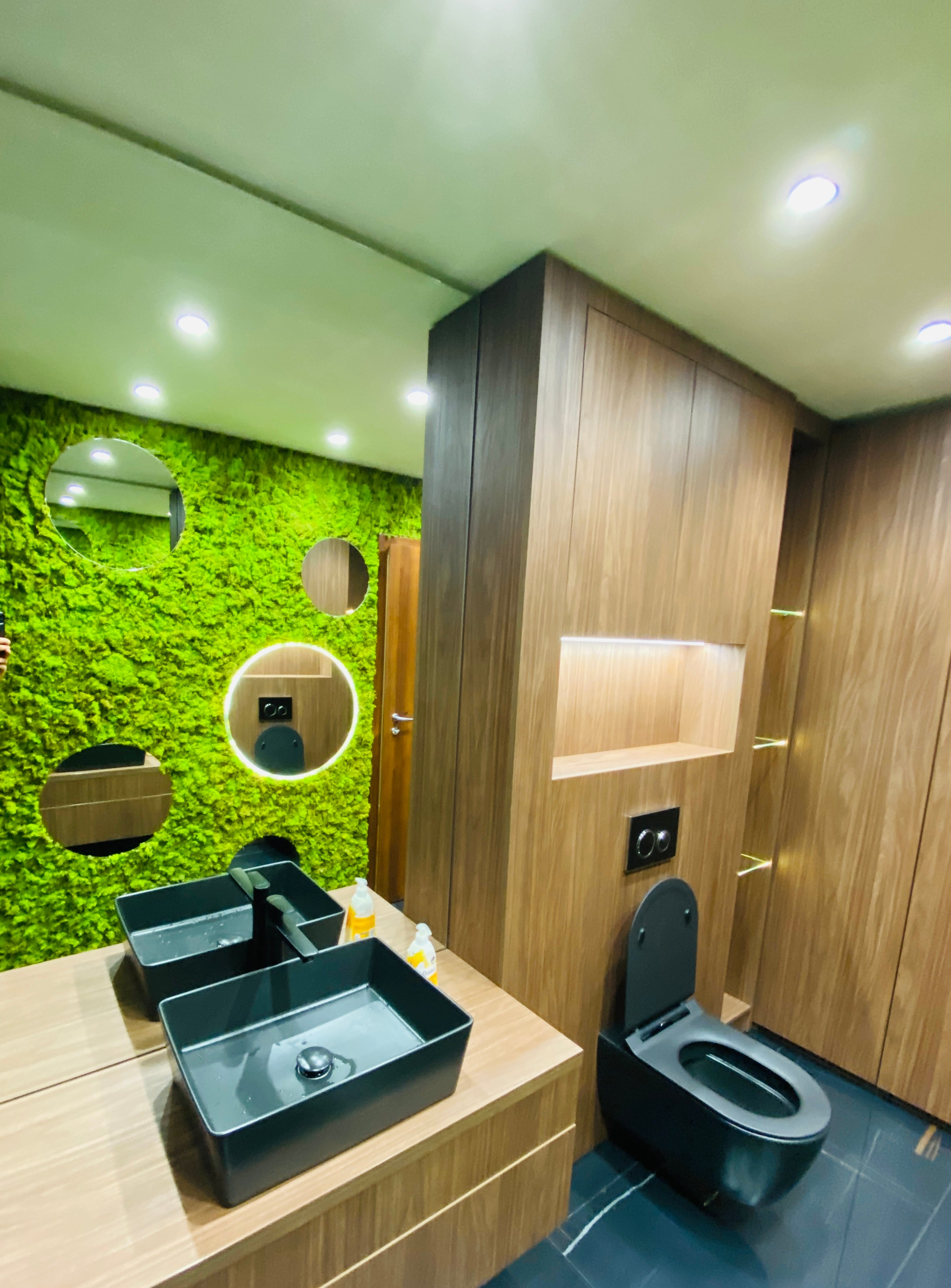 Perete decorativ cu licheni și oglinzi baie – Design modern și natural
