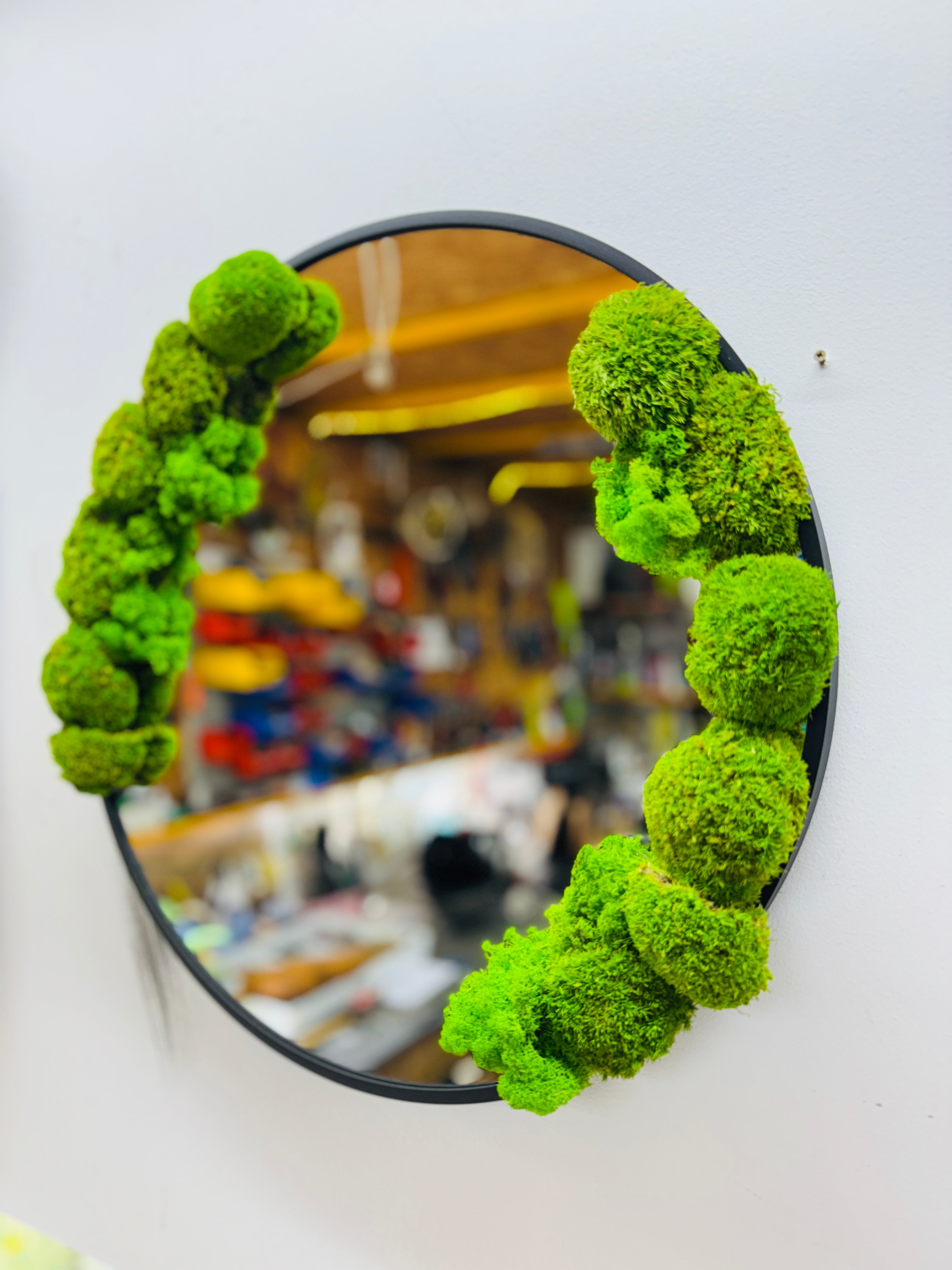 Oglindă rotundă cu ramă neagră și mușchi decorativi Ø 50 cm