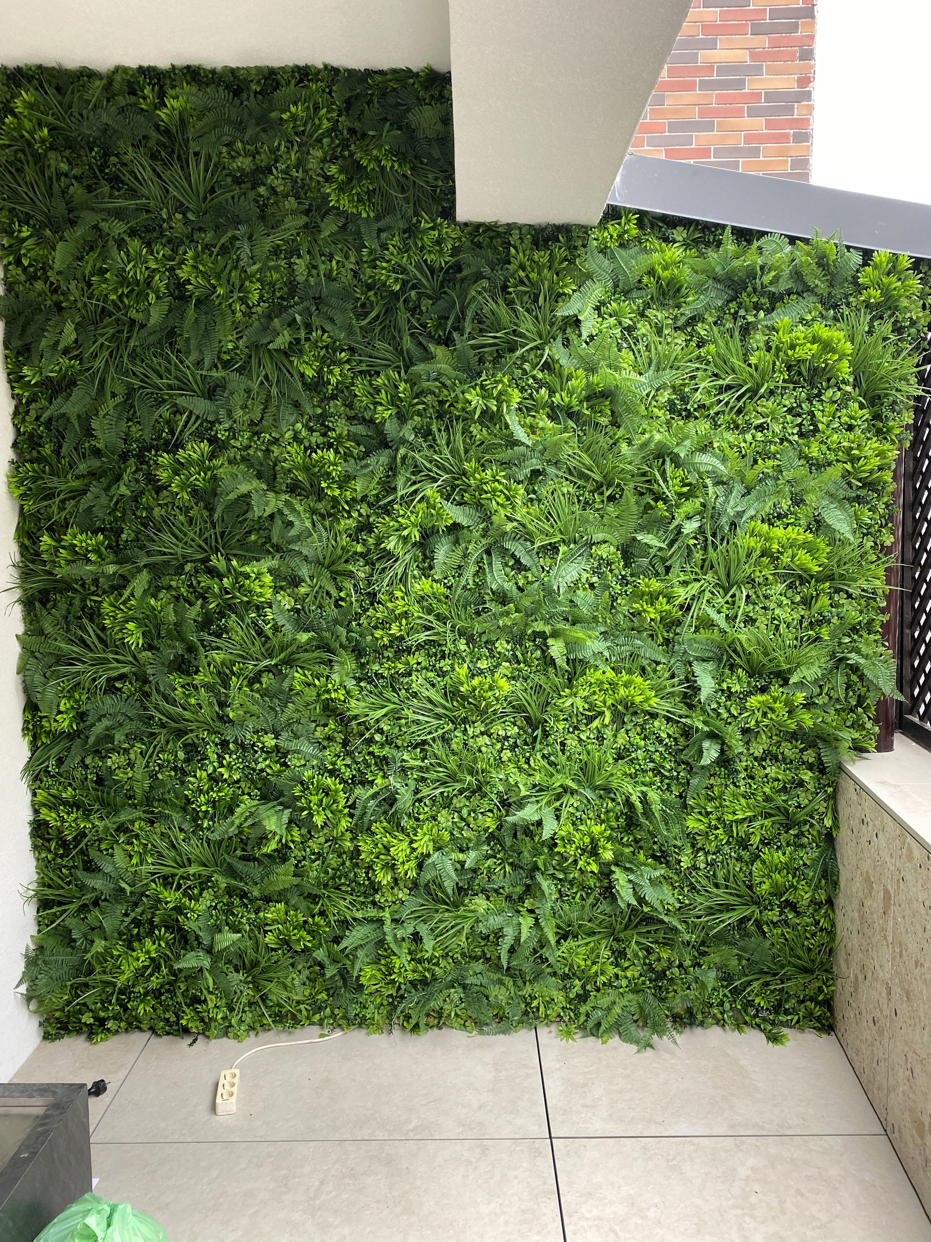 Perete panou verde artificial – Soluție decorativă pentru spații exterioare și interioare