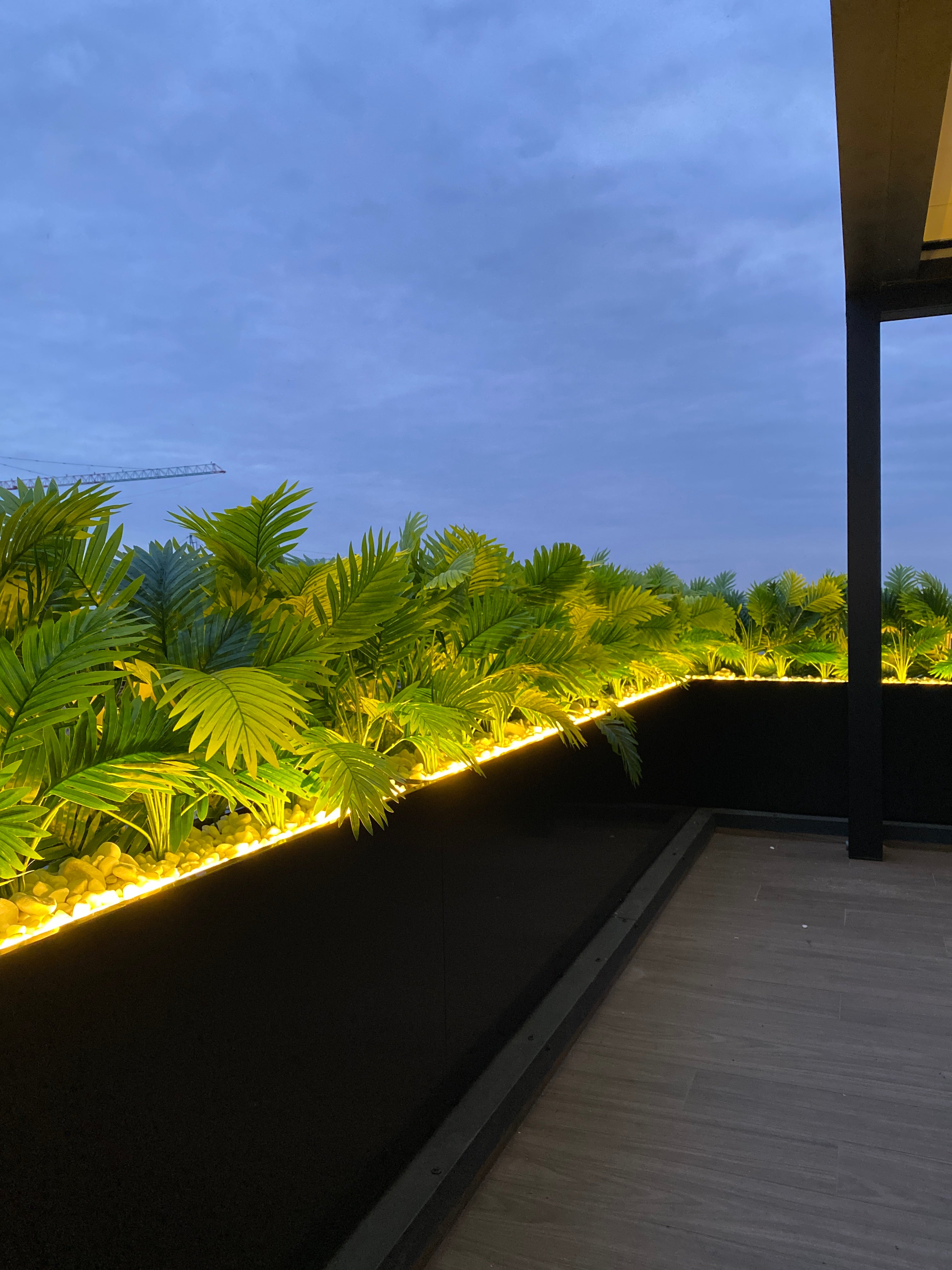 Amenajare jardinieră cu ferigă artificială – Design elegant pentru terase, balcoane și spații comerciale