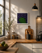 Tablou decorativ cu licheni stabilizati mov si muschi verde, montat pe perete intr-o bucatarie moderna luminoasa