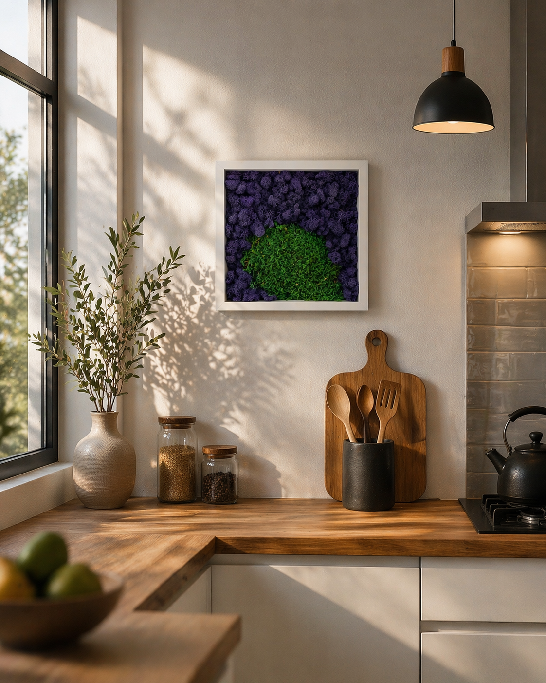 Tablou decorativ cu licheni stabilizati mov si muschi verde, montat pe perete intr-o bucatarie moderna luminoasa
