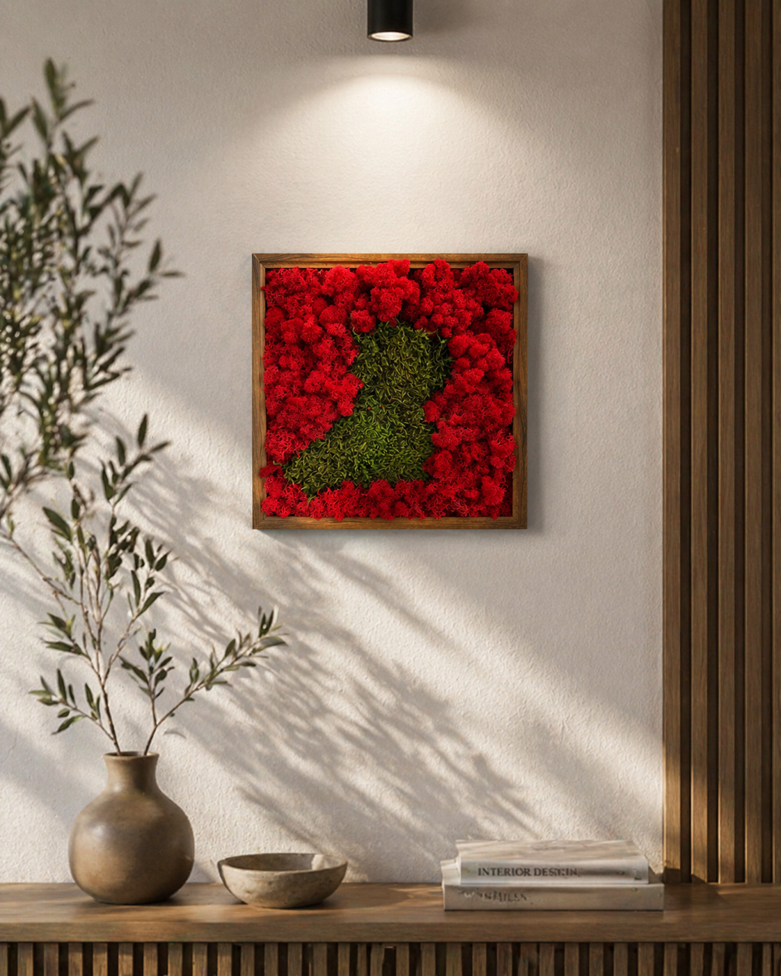 Tablou decorativ din licheni stabilizati rosii cu insert verde, montat pe perete intr-un living modern minimalist
