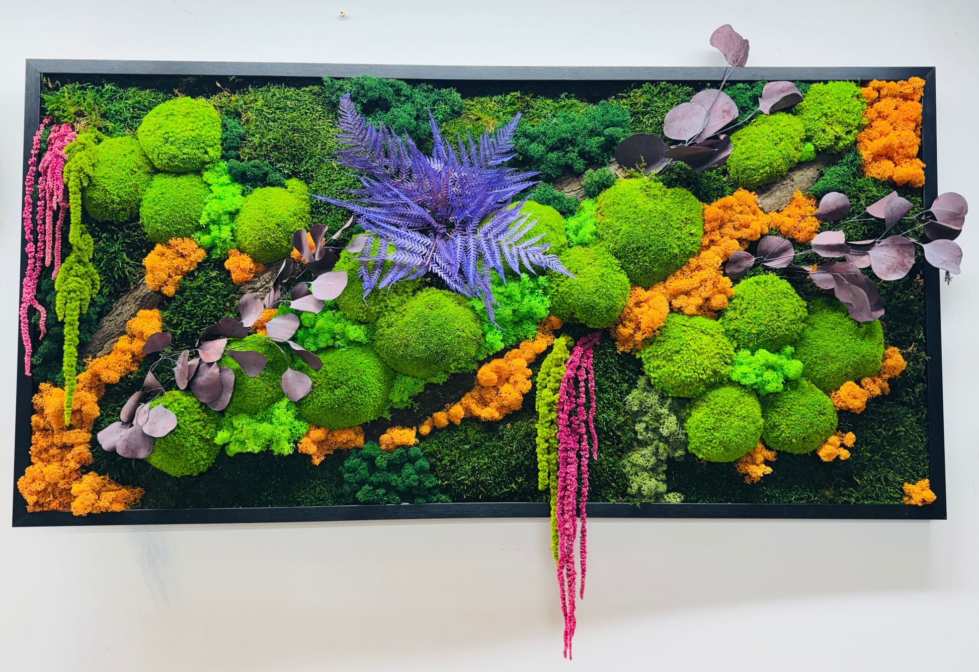 Decor perete din licheni și plante stabilizate, design premium 120×60 cm, realizat manual în ramă neagră.