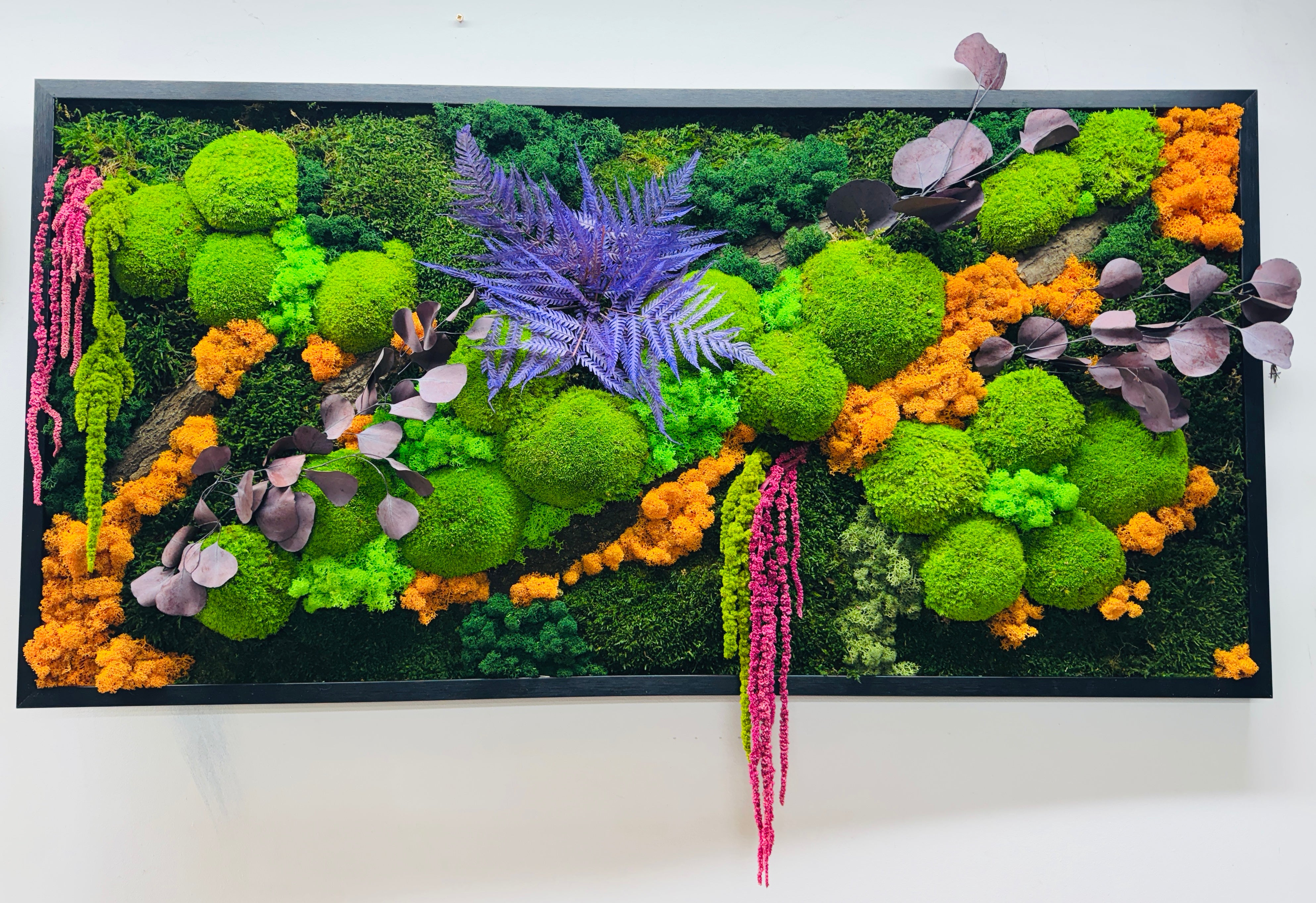 Decor perete din licheni și plante stabilizate, design premium 120×60 cm, realizat manual în ramă neagră.