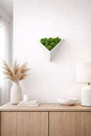 Decorațiune geometrică de perete cu licheni stabilizați, formă triunghiulară, finisaj alb, design minimalist pentru interior