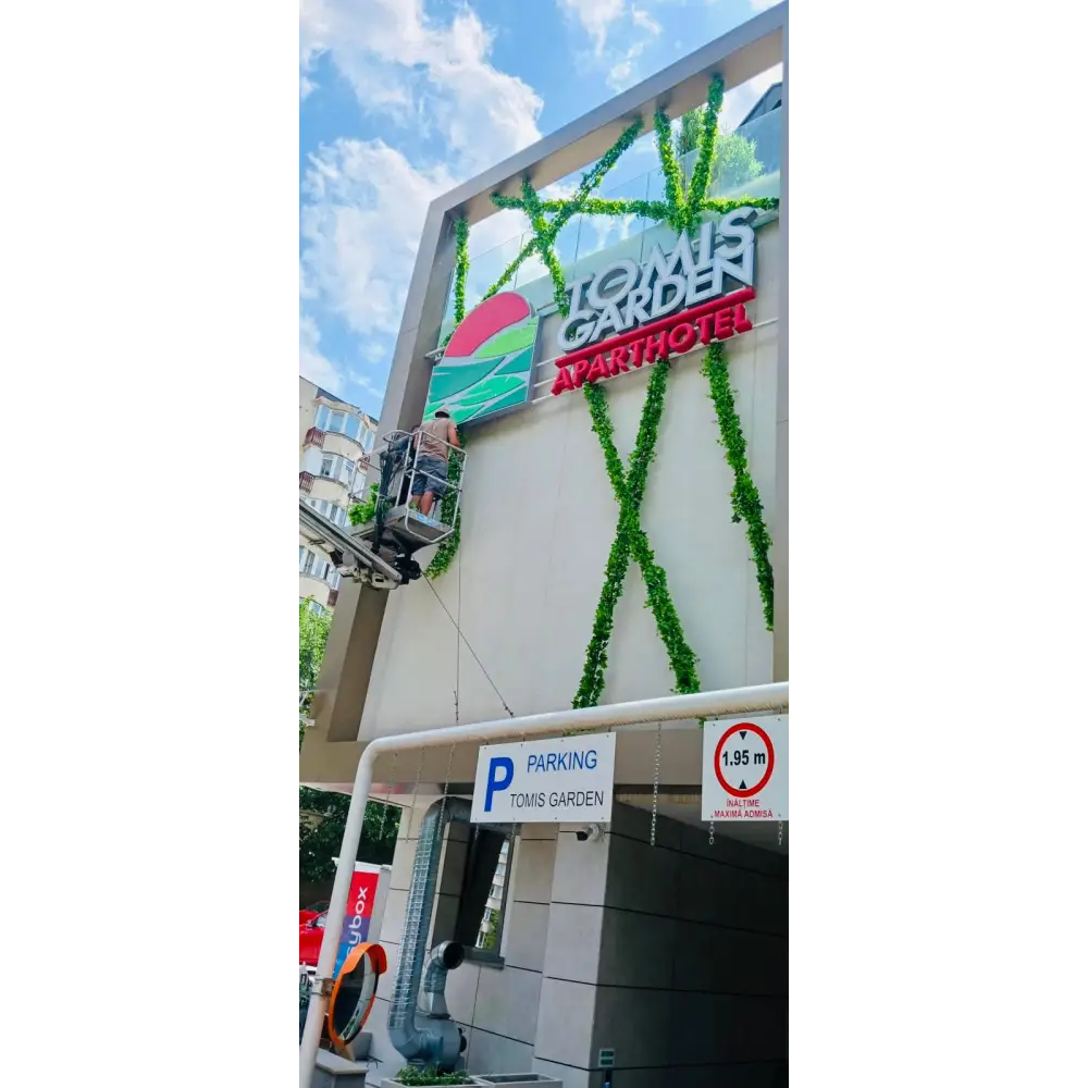 Amenajare fațadă cu plante artificiale – Design spectaculos pentru exterior