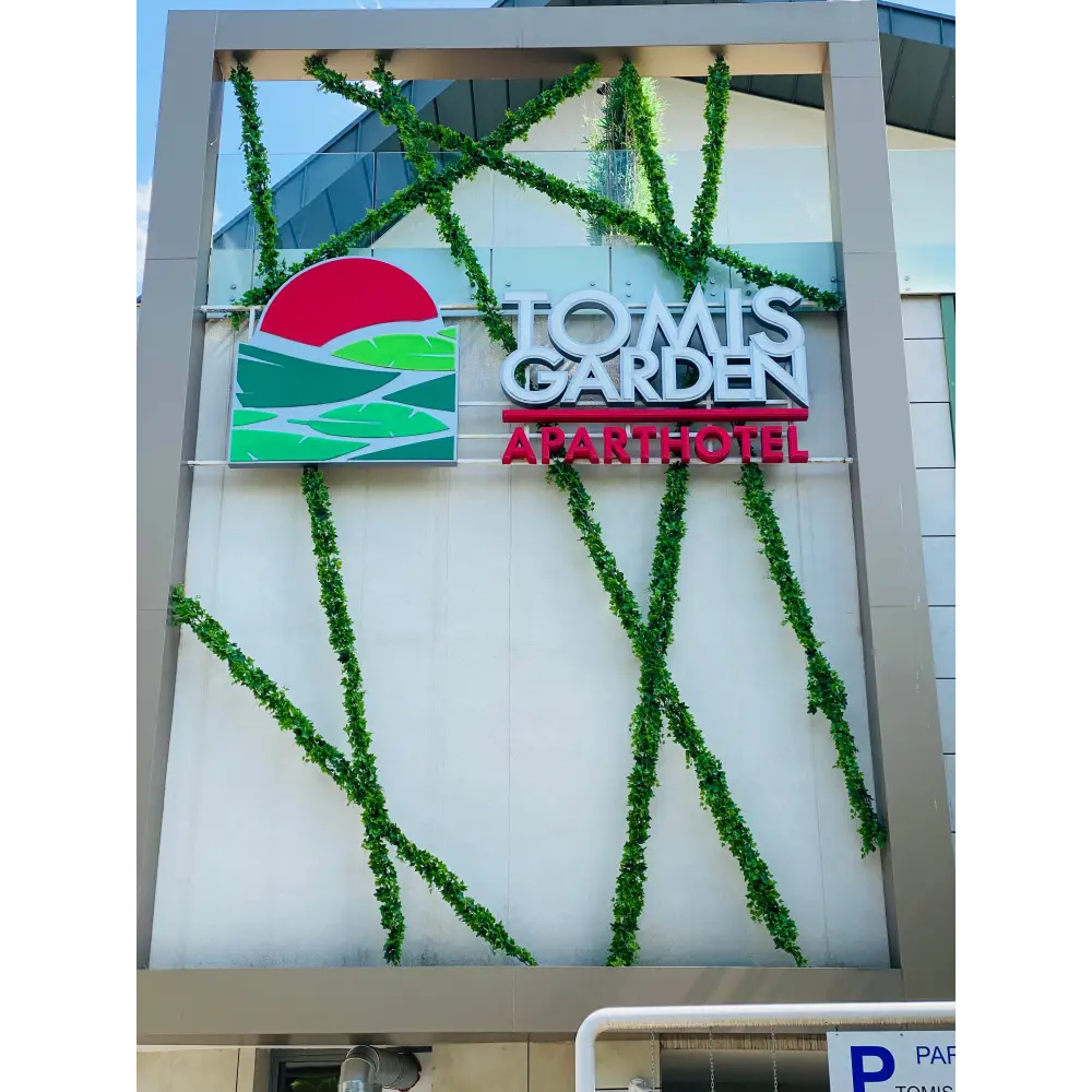 Amenajare fațadă cu plante artificiale – Design spectaculos pentru exterior