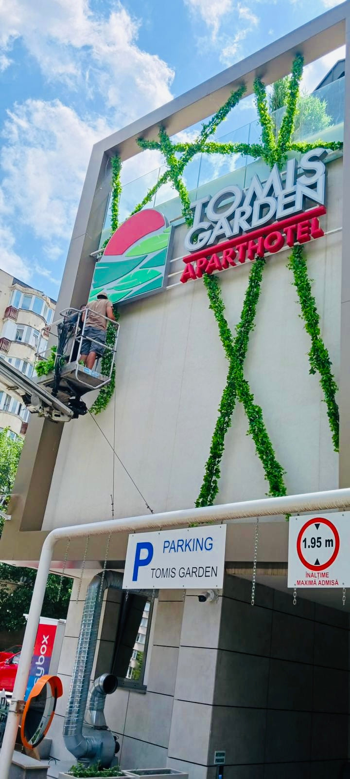Amenajare fațadă cu plante artificiale, design modern și rezistent, perfect pentru clădiri și spații comerciale.

