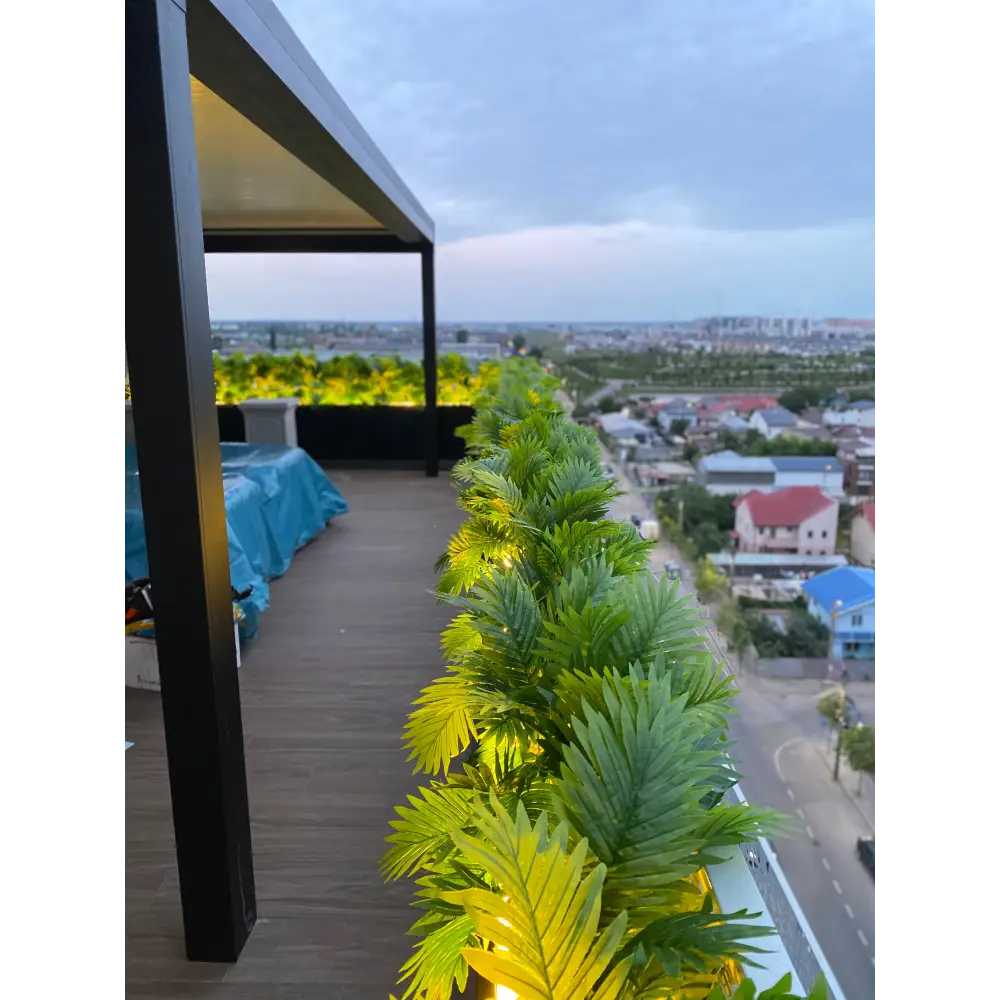 Amenajare jardinieră cu ferigă artificială – Design elegant pentru terase balcoane și spații comerciale