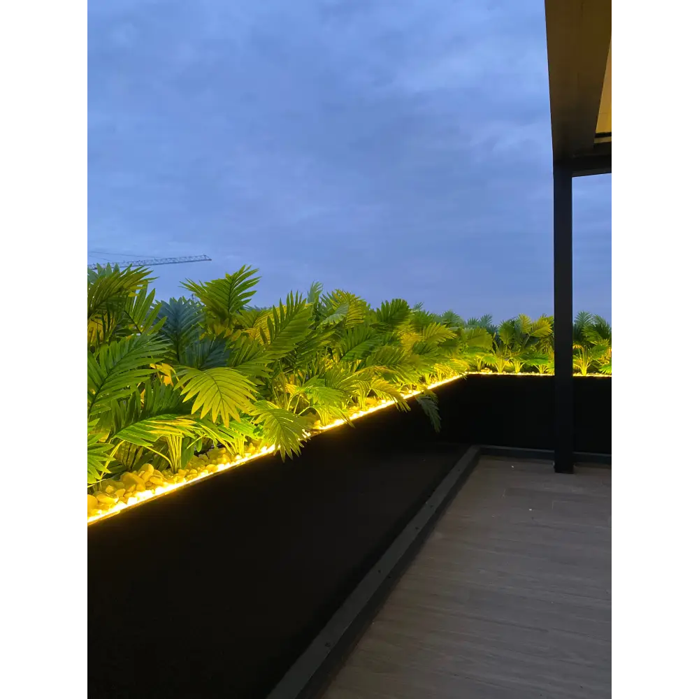 Amenajare jardinieră cu ferigă artificială – Design elegant pentru terase balcoane și spații comerciale