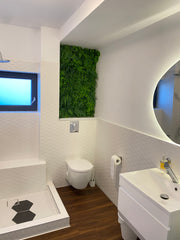 Baie modernă cu perete decorativ din plante artificiale, pentru un aspect natural și elegant