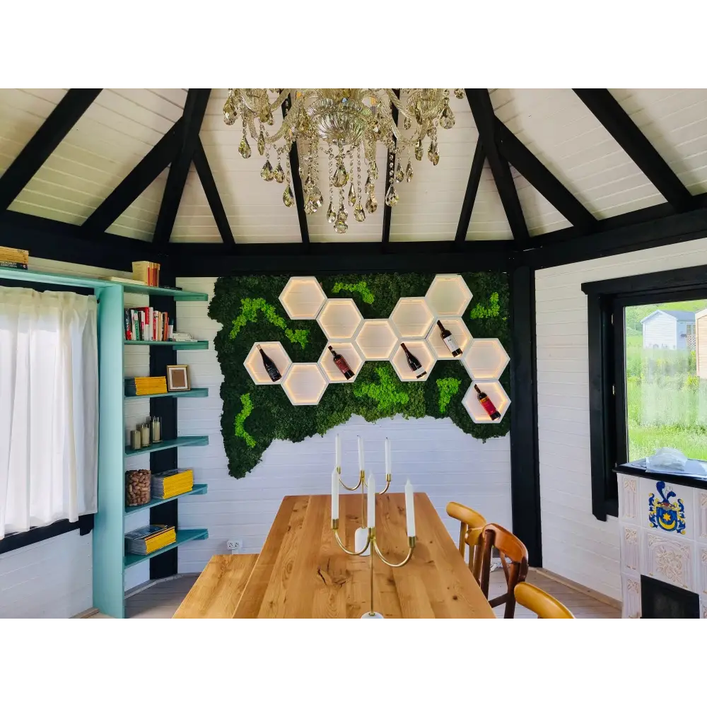 Compoziție cu rafturi hexagonale luminate montate pe perete decorat cu mușchi stabilizați, într-un dining cu tavan rustic