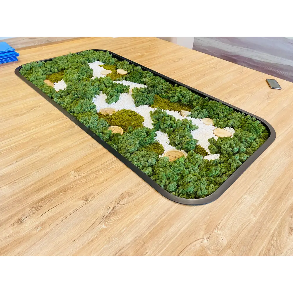 Adaugă un plus de prospețime și rafinament în spațiul tău cu acest decor de masă realizat din licheni stabilizați, pietre decorative și inserții naturale de lemn