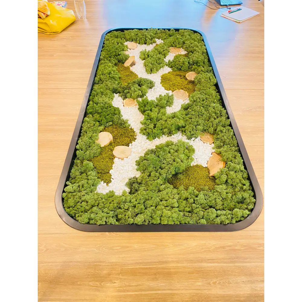 Adaugă un plus de prospețime și rafinament în spațiul tău cu acest decor de masă realizat din licheni stabilizați, pietre decorative și inserții naturale de lemn