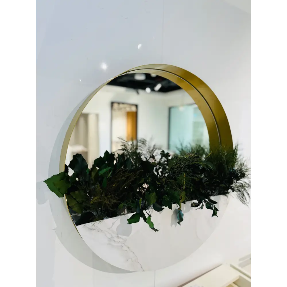 Decor de perete rotund cu ramă aurie și plante stabilizate – finisaj marmură albă