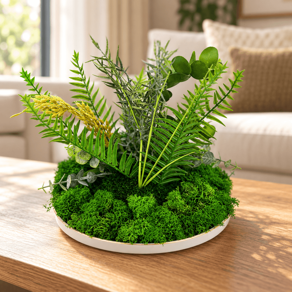 Decorațiune cu licheni și plante artificiale pe o măsuță din lemn într-un living