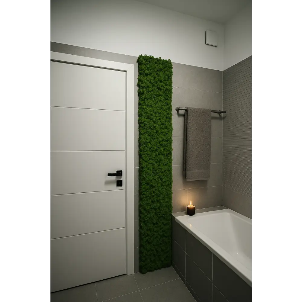 Fâșie decorativă verticală din licheni stabilizați naturali, montată într-o baie modernă
