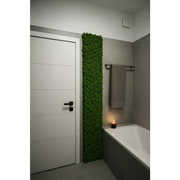 Fâșie decorativă verticală din licheni stabilizați naturali, montată într-o baie modernă