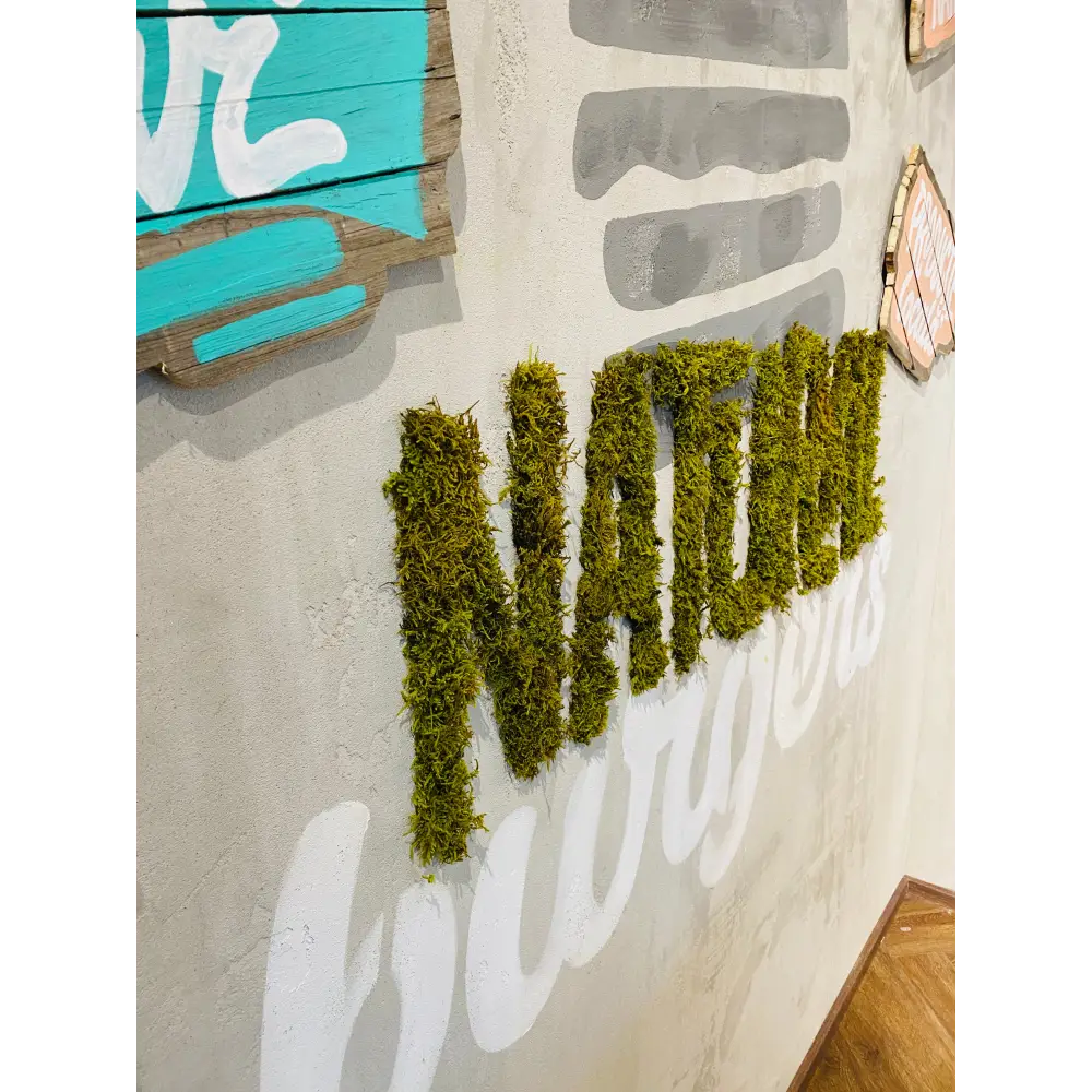 Inscripție decorativă „NATURAL” din mușchi stabilizat