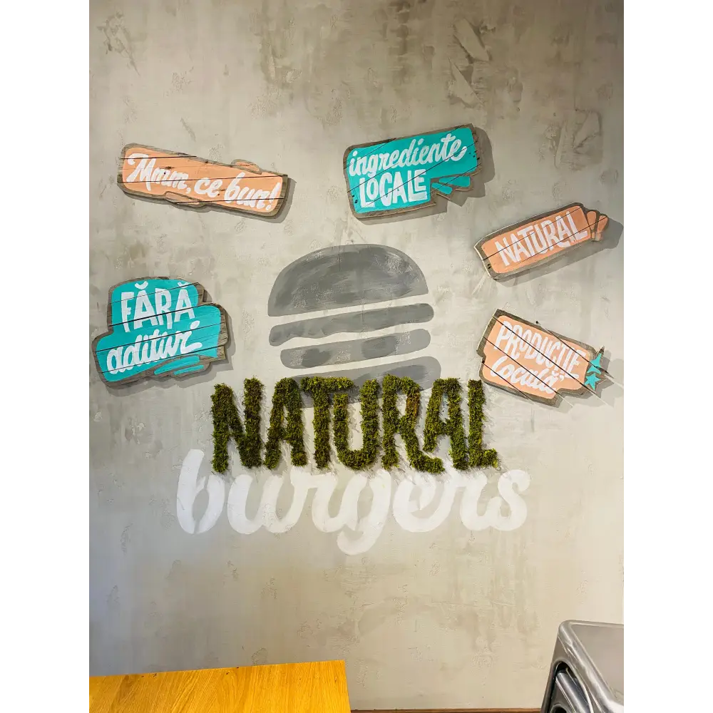 Inscripție decorativă „NATURAL” din mușchi stabilizat