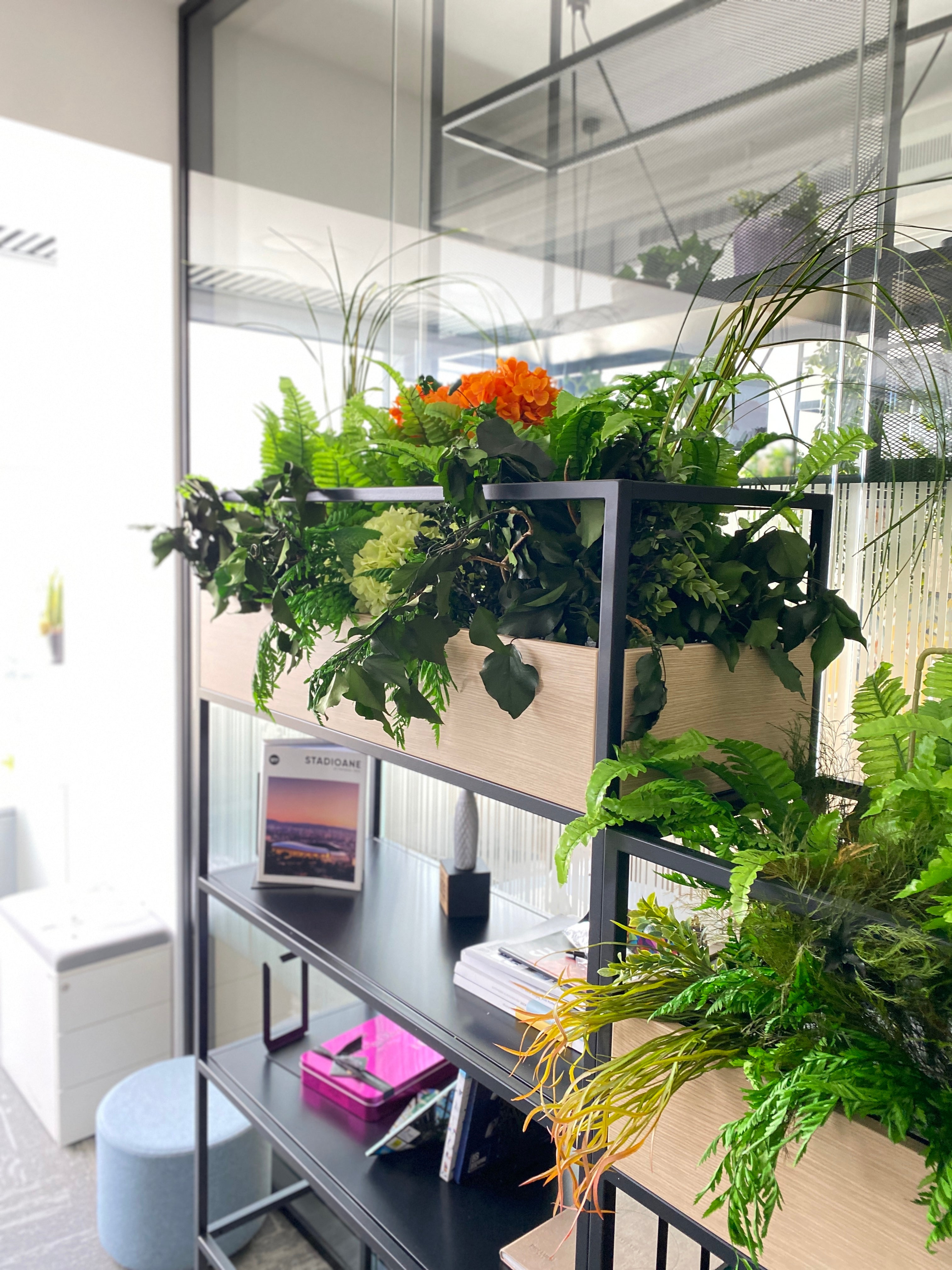 Jardinieră cu plante artificiale variate, ideală pentru birouri și spații comerciale

