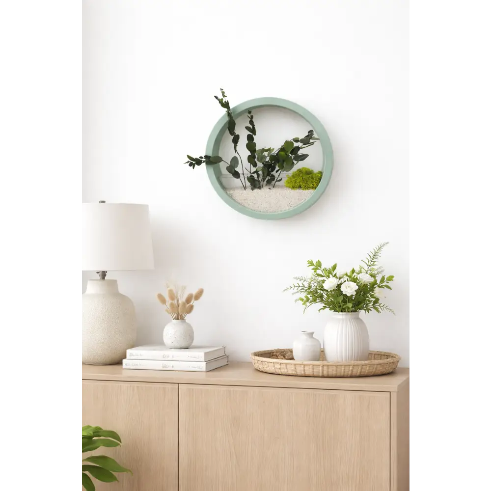 Decorațiune de perete rotundă albastru deschis cu plante stabilizate și licheni, integrată într-un design modern de interior, montată pe perete alb