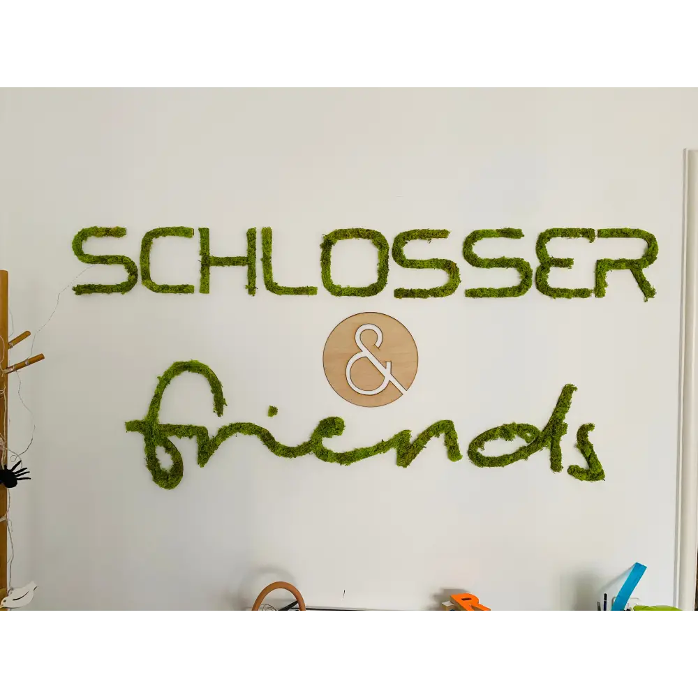 Logo-uri personalizate acoperite cu licheni – Design natural și unic