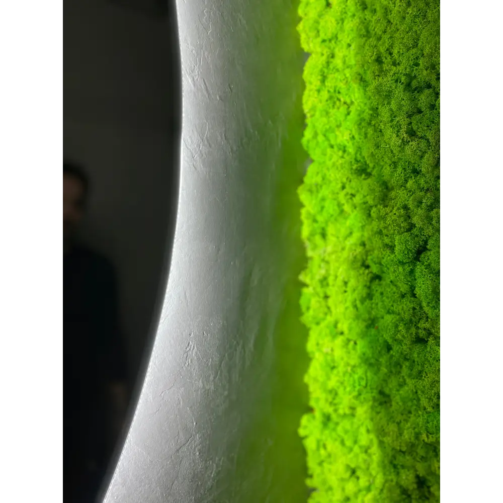 Panou decorativ vertical cu licheni stabilizați verde primăvară, montat într-o baie modernă cu design minimalist și iluminare subtilă.
