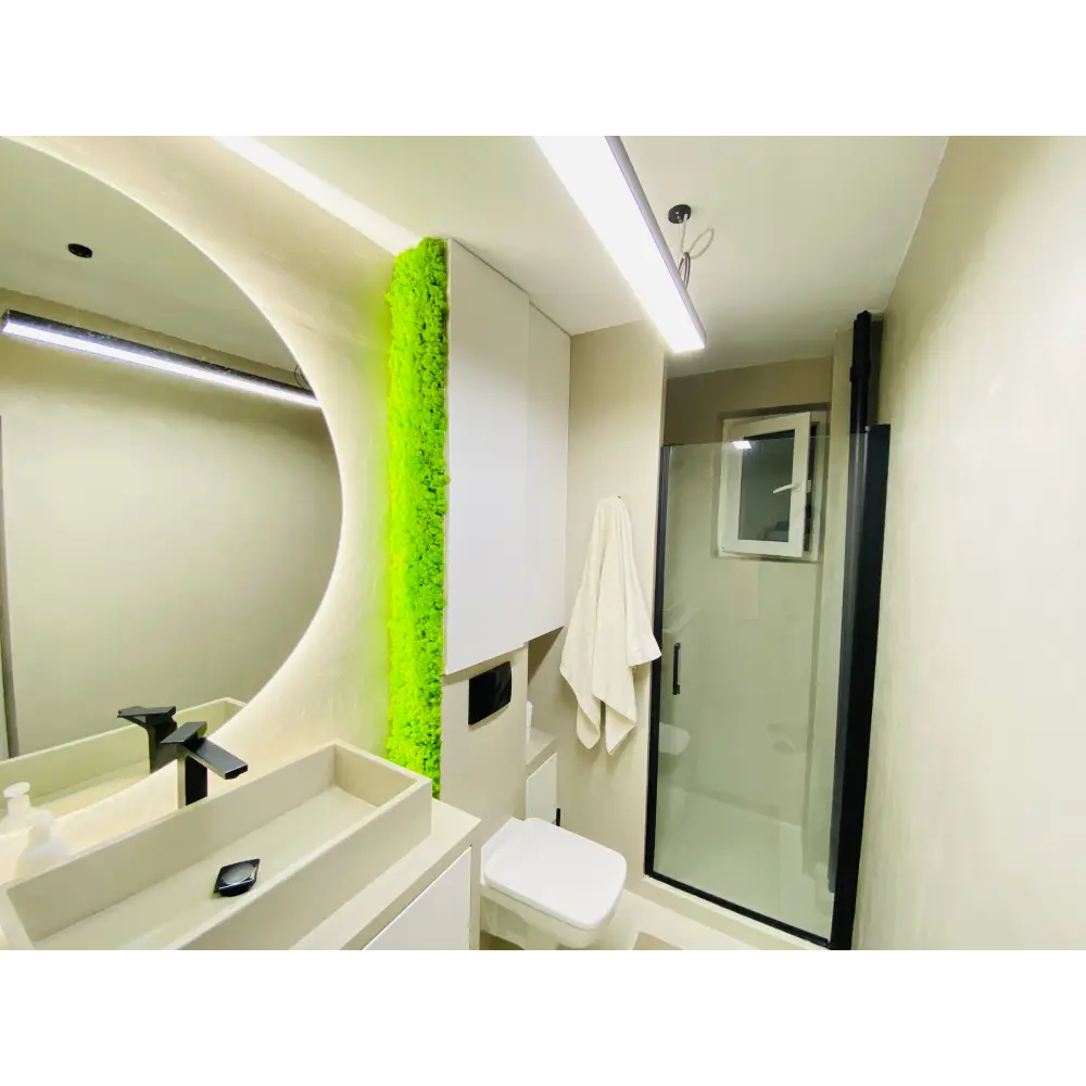 Panou decorativ vertical cu licheni stabilizați verde primăvară, montat într-o baie modernă cu design minimalist și iluminare subtilă.
