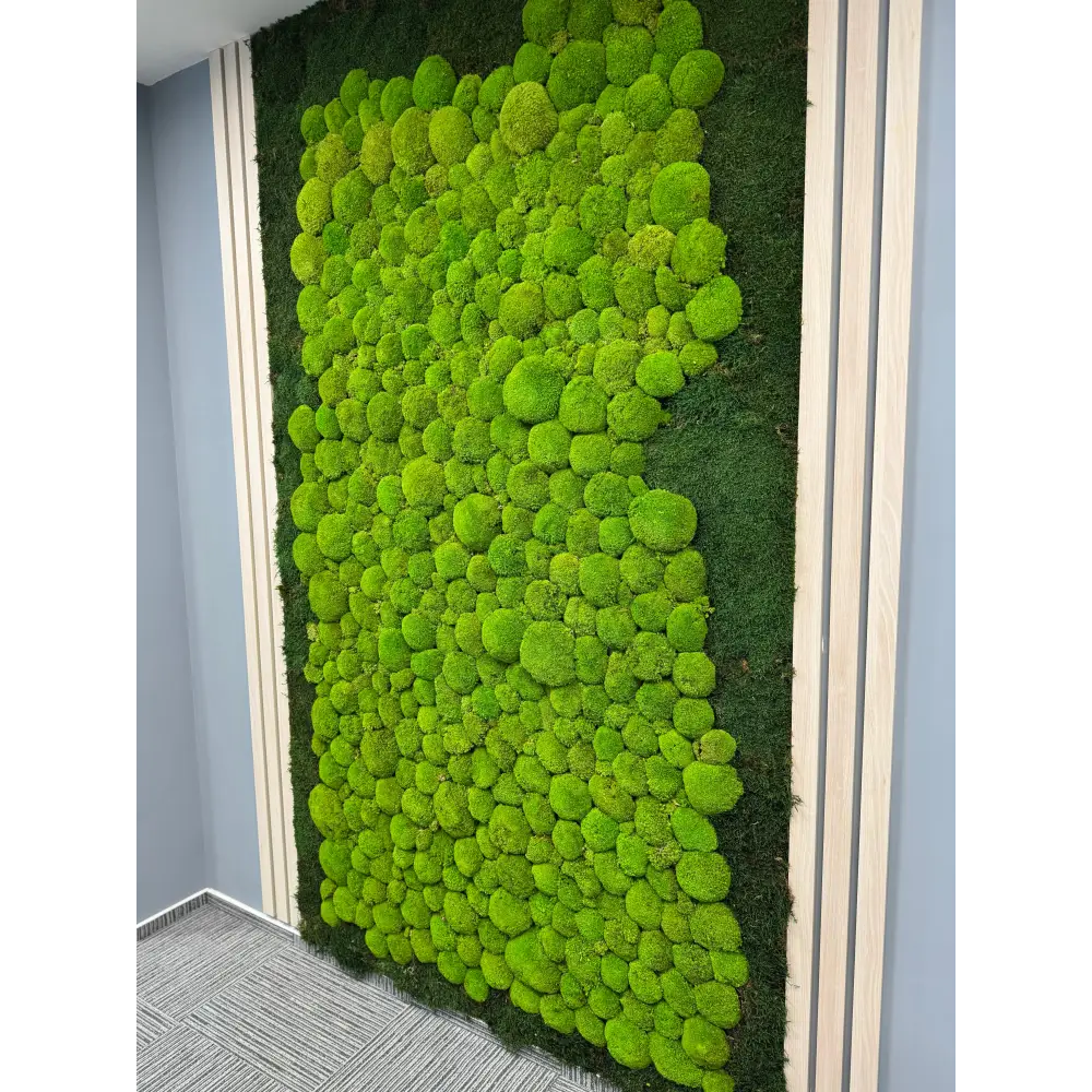 Panou decorativ cu mușchi bombat și riflaje din lemn – perete verde personalizat