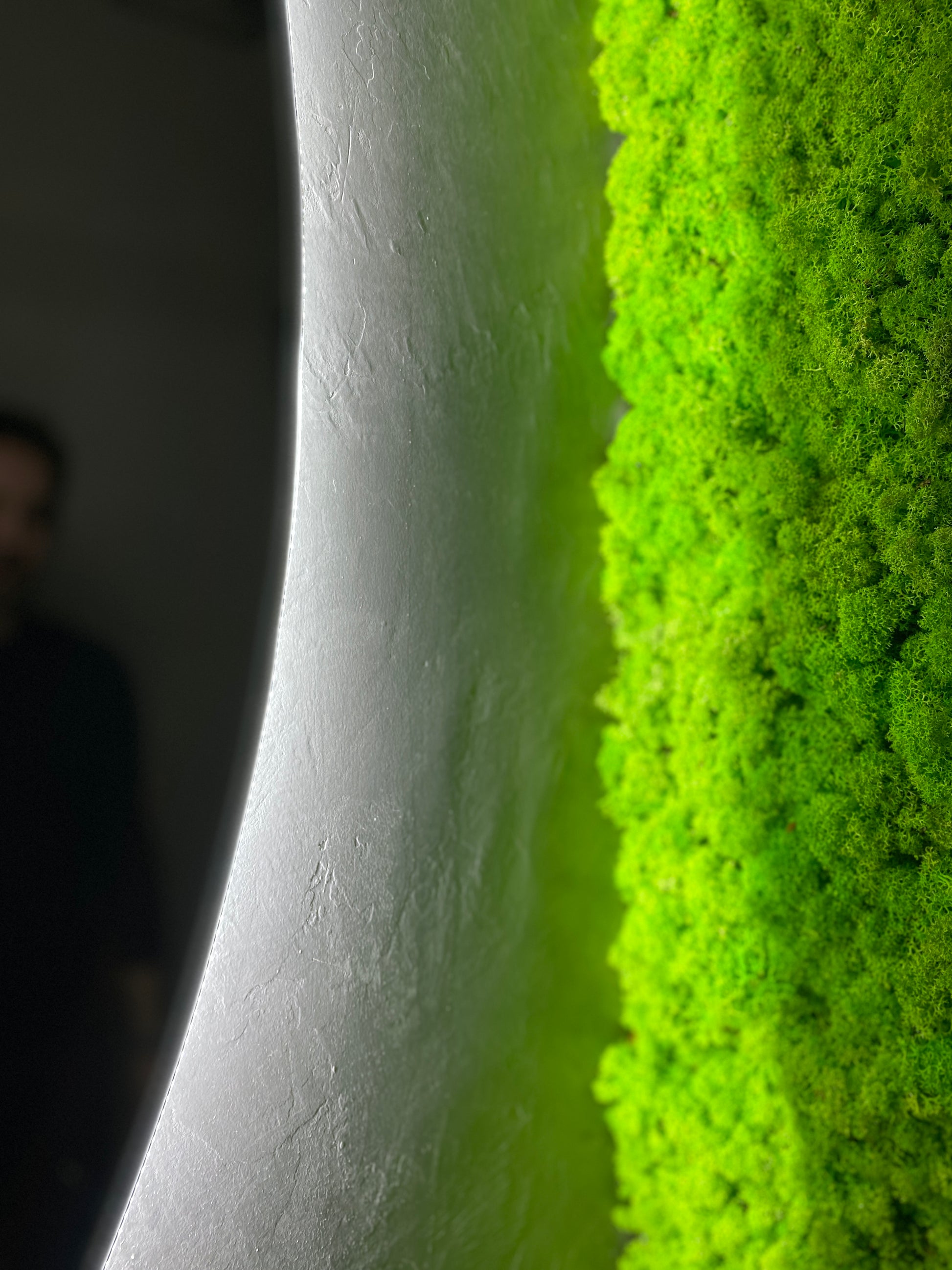 Panou decorativ vertical cu licheni stabilizați verde primăvară, montat într-o baie modernă cu design minimalist și iluminare subtilă.
