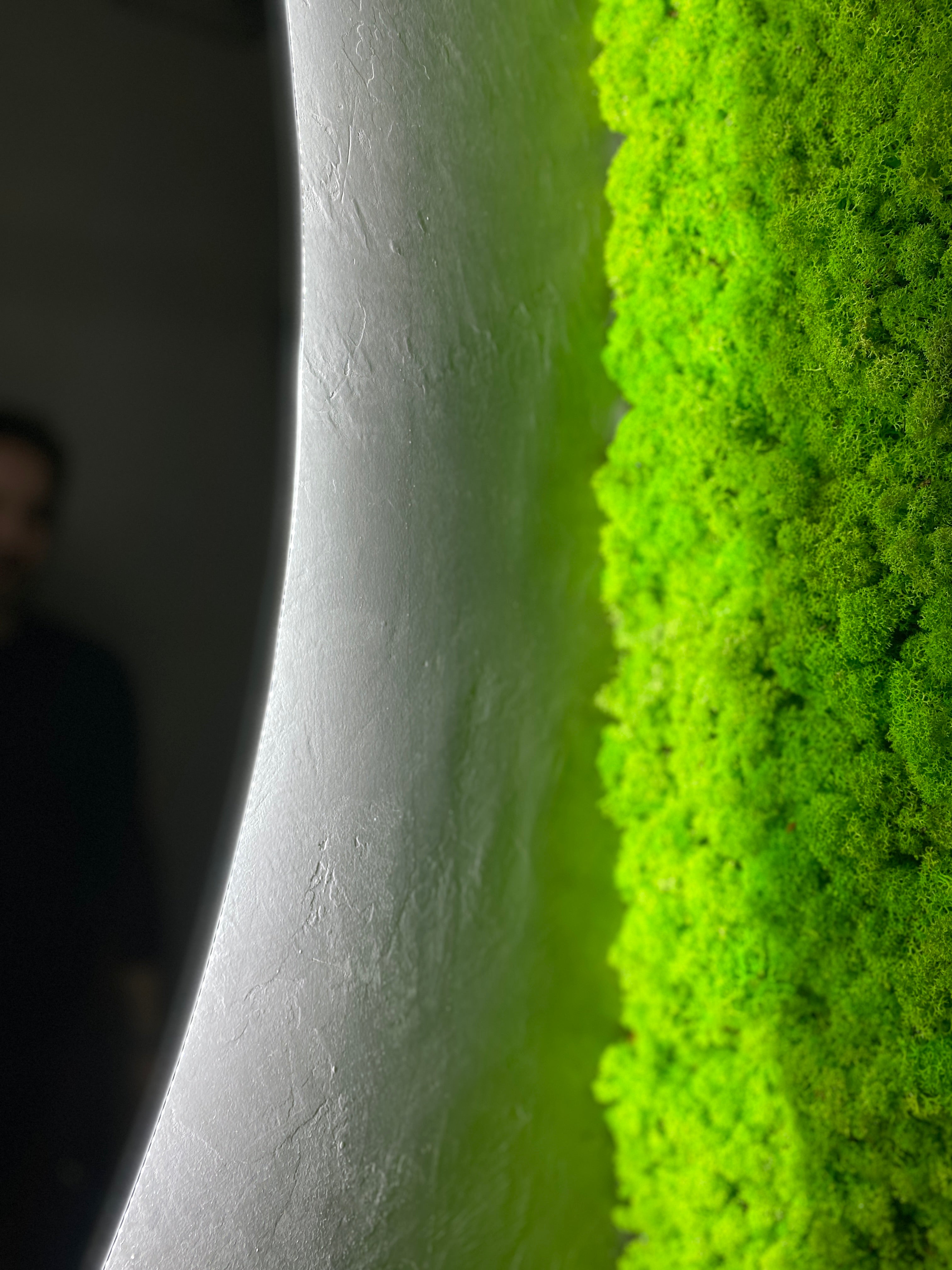 Panou decorativ vertical cu licheni stabilizați verde primăvară, montat într-o baie modernă cu design minimalist și iluminare subtilă.
