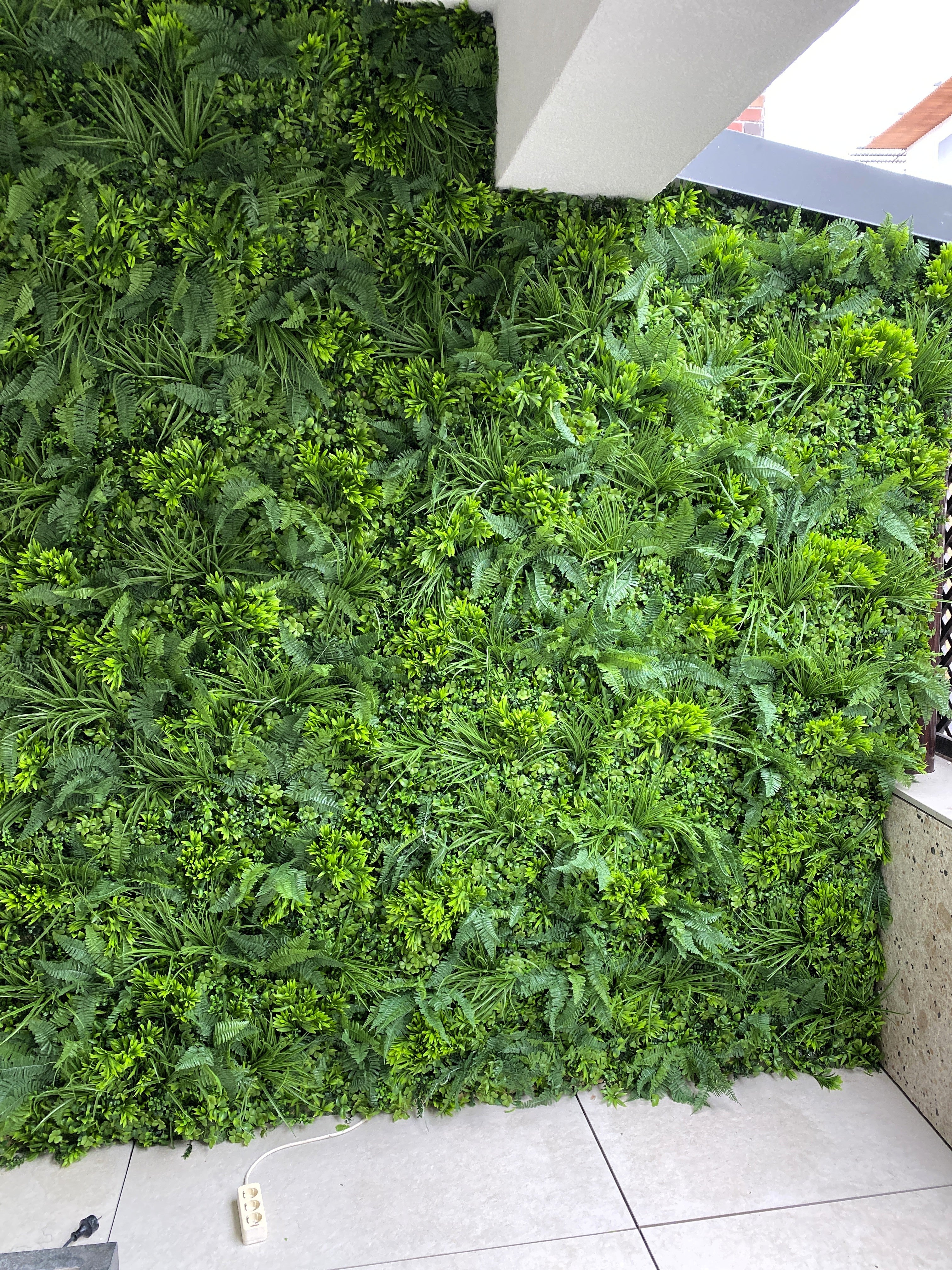 Perete panou verde artificial Greenwall cu frunze sintetice premium, decor natural pentru terase și balcoane.
