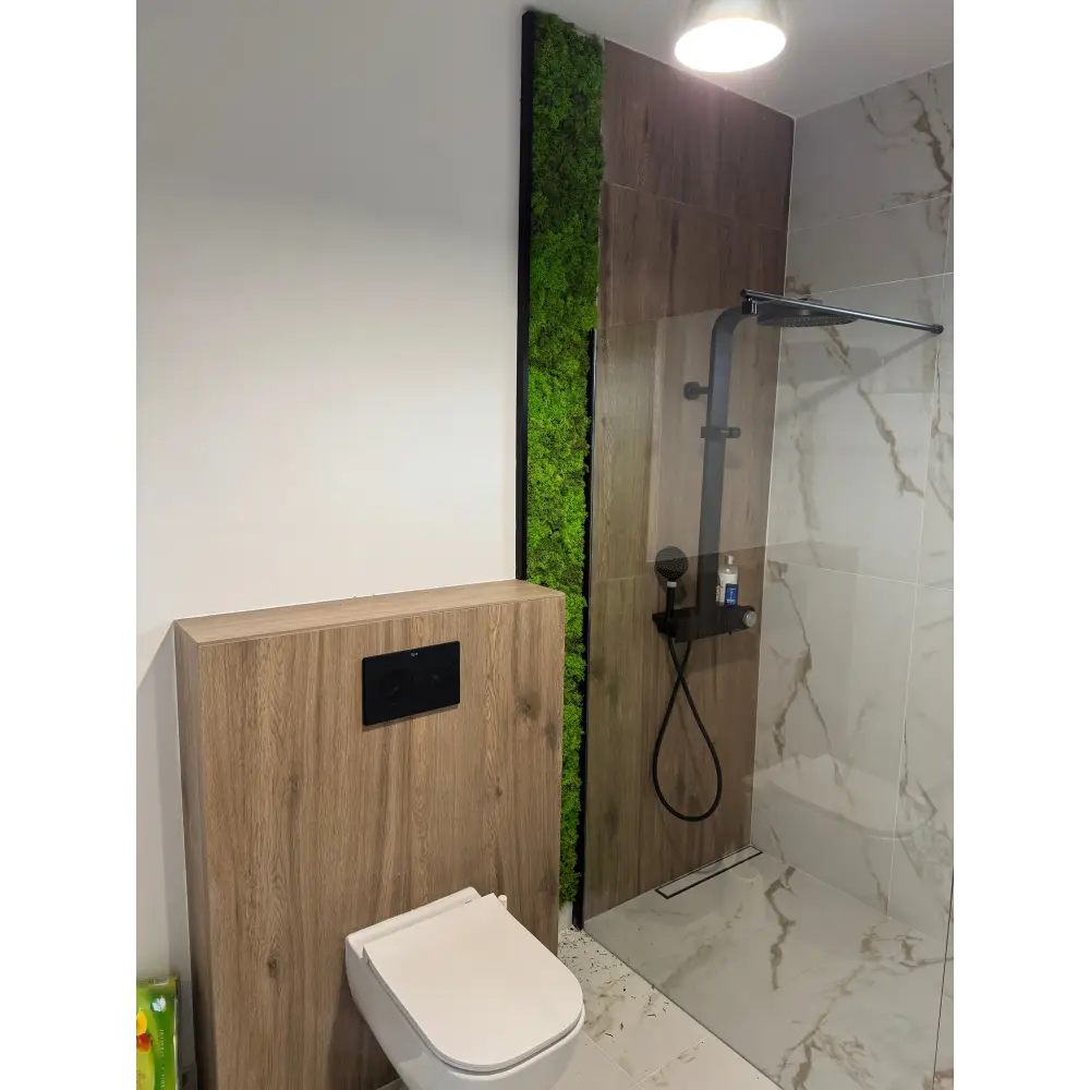 Panou vertical cu licheni stabilizați – decor natural pentru baie