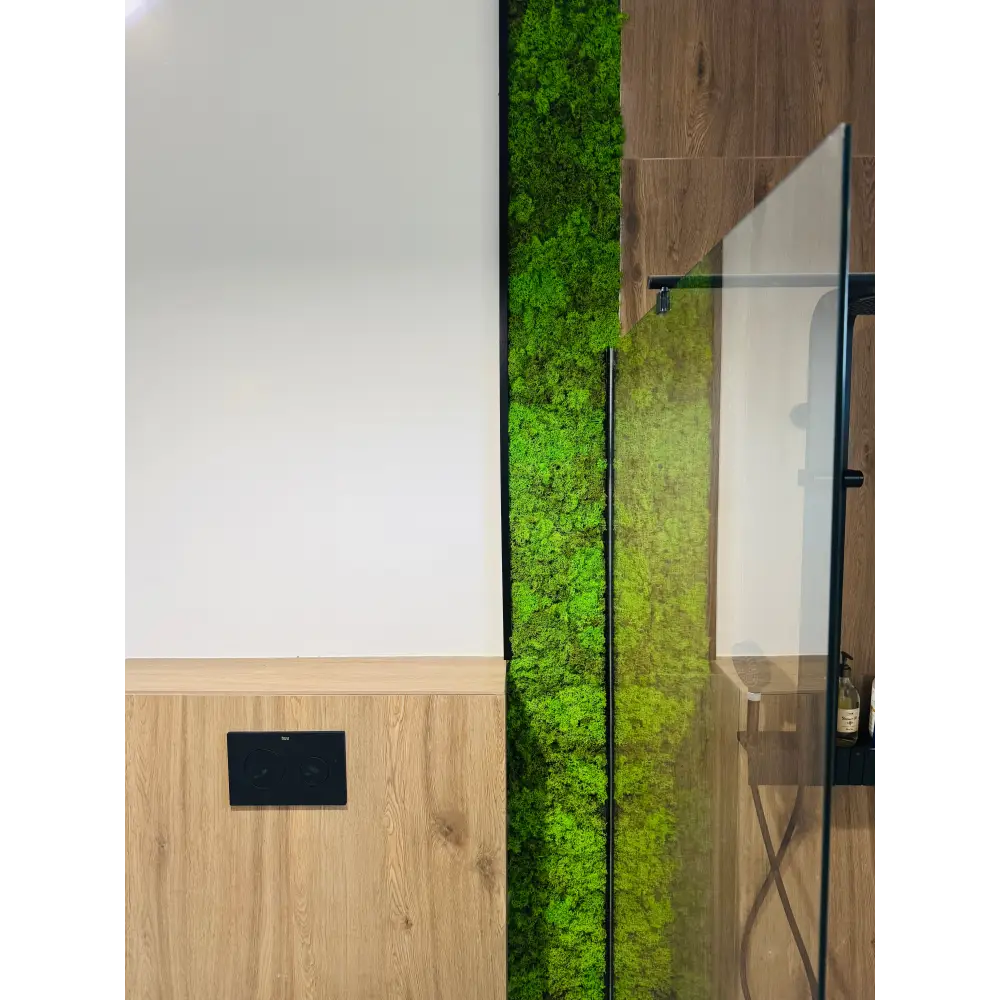 Panou vertical cu licheni stabilizați – decor natural pentru baie