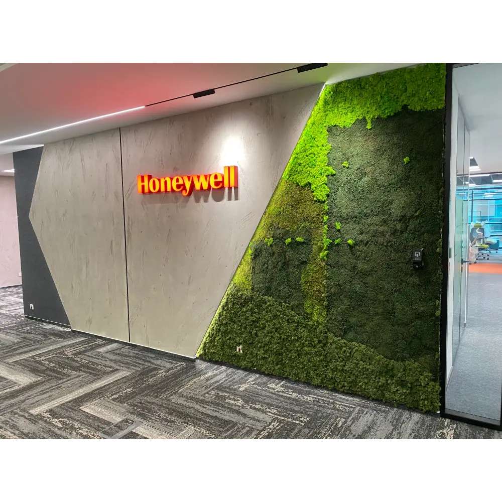 🌿 Perete decorativ cu licheni stabilizați și logo personalizat – Design corporativ modern 🌿