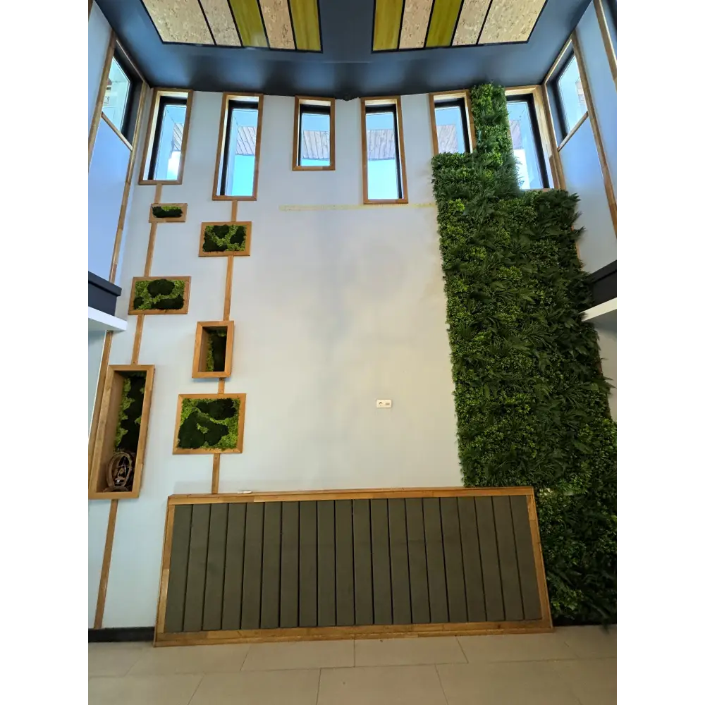 Perete decorativ cu plante artificiale verzi – panouri verticale fără întreținere