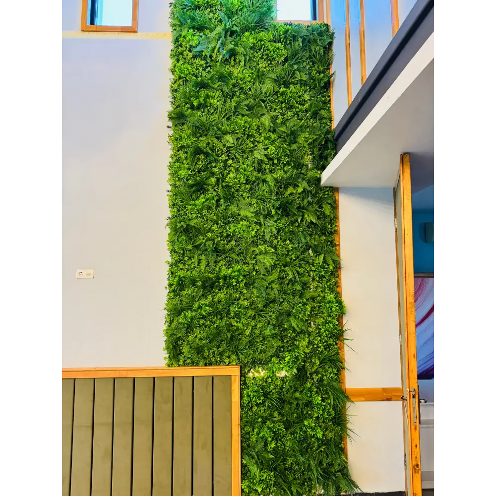 Perete decorativ cu plante artificiale verzi – panouri verticale fără întreținere