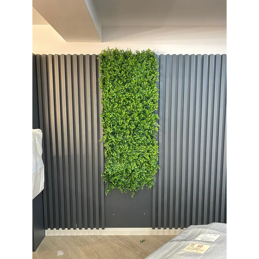 Perete decorativ din plante artificiale cu riflaje moderne