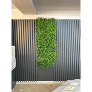Perete decorativ din plante artificiale cu riflaje moderne