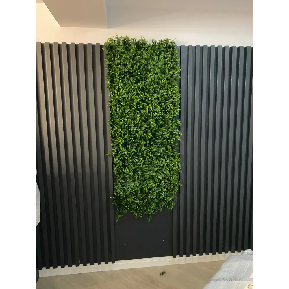 Perete decorativ din plante artificiale cu riflaje moderne